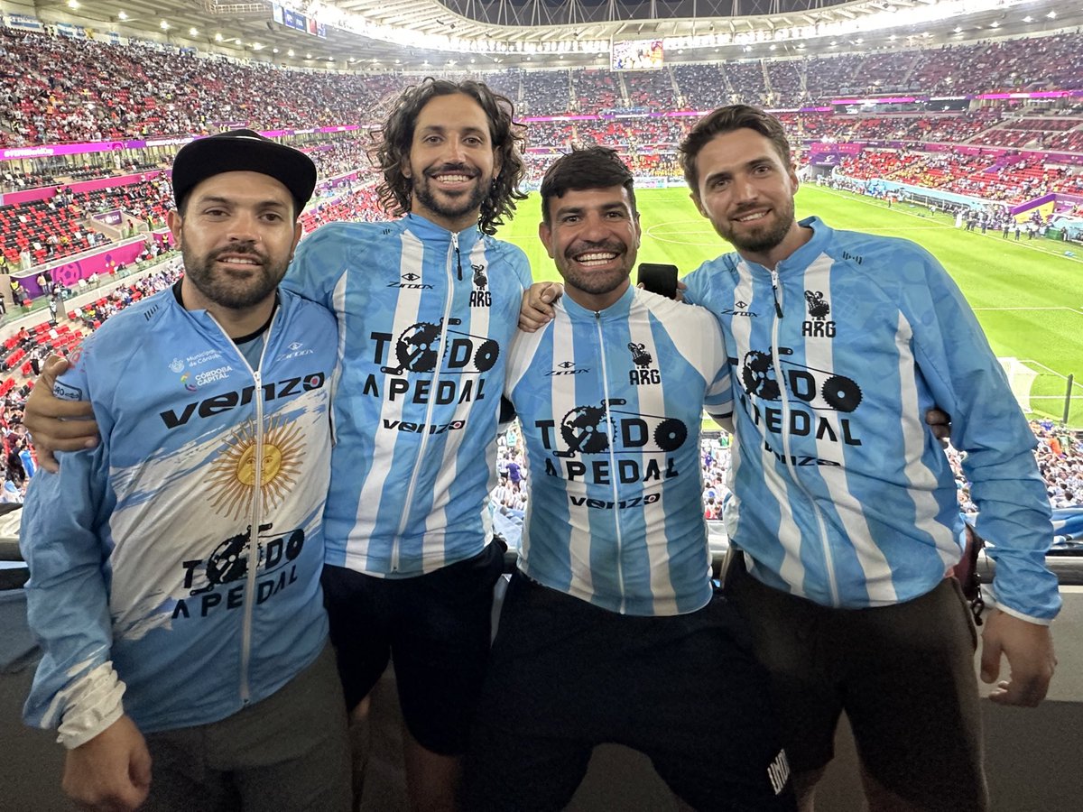 Después de haber llegado en bicicleta a Catar, 10.000 km cruzando África y Medio Oriente todavía no tenemos los tickets para la final. Solo queremos poder comprarlos a precio oficial y estar dentro de la cancha para alentar en el último partido. Nos ayudan?