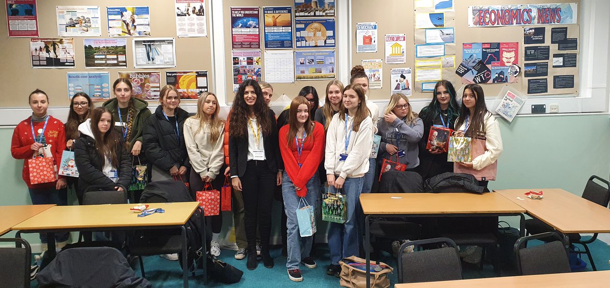 Had a great day last Tuesday at Shrewsbury Sixth Form College promoting Economics for female students in Year 12.  Happy to inspire more female students in Economics with the support of the @RoyalEconSoc @DiscoverEcon.
#RES #discovereconomicschampion #womenineconomics #diversity