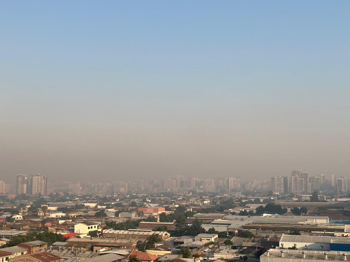 lamejorchile's tweet photo. ULTIMA HORA que espera el presidente de Chile para suspender toda actividad en Region Metropolitana ? #AutopiZtaConHumo y el avion tanque cuando LO COMPRAMOS ? Volvemos con la musica.. https://t.co/mEyoahdkTl https://t.co/h03vHETiPA