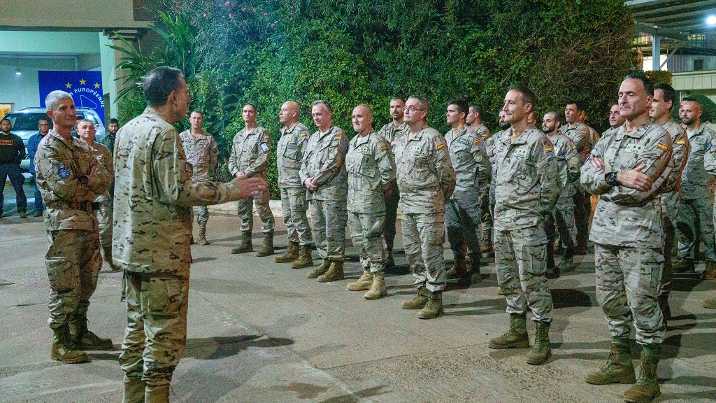 EMADmde's tweet photo. El Comandante del #MOPS ha visitado al personal del @EjercitoTierra y @Armada_esp desplegado en @eutmmali1 
Continuamos trabajando por la estabilidad en el #Sahel para garantizar nuestra seguridad. #MOPS https://t.co/20yH2qaSkY