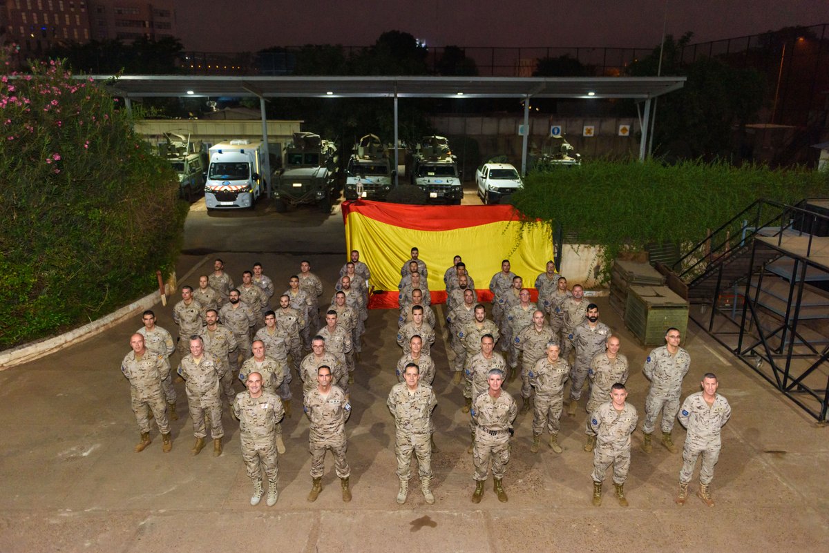 EMADmde's tweet photo. El Comandante del #MOPS ha visitado al personal del @EjercitoTierra y @Armada_esp desplegado en @eutmmali1 
Continuamos trabajando por la estabilidad en el #Sahel para garantizar nuestra seguridad. #MOPS https://t.co/20yH2qaSkY