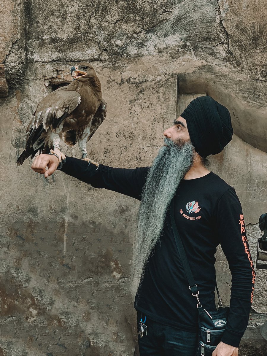 ਭੱਜਣ ਵਾਲੇ ਨੂੰ ਧਰਤੀ ਚਾਹੀਦੀ ਹੁੰਦੀ ਆ
ਤੇ ਉੱਡਣ ਵਾਲੇ ਨੂੰ ਆਸਮਾਨ
ਪਰ ਸਾਂਨੂੰ ਇਹ ਦੋਵੇ ਚਾਹੀਦੇ ਨੇ

- Deep Sidhu