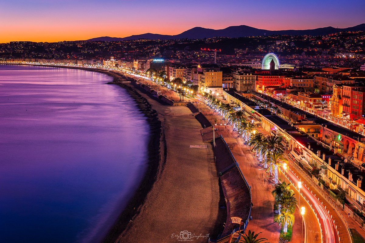 “Enchantment of light and colours on the Baie des Anges” #BaieDesAnges” #CotedAzurFrance #ILoveNice #Nice06 #FrenchRiviera ⁦<a href="/ExploreNCA/">Explore Nice Côte d'Azur</a>⁩ ⁦<a href="/VilledeNice/">Ville de Nice</a>⁩ ⁦<a href="/VisitCotedazur/">Côte d'Azur France</a>⁩ 🇫🇷 #travel #vacation #colours #lights #beautiful #sunset #photography by <a href="/EddySingharath/">Eddy SINGHARATH Photographie</a>📸💜