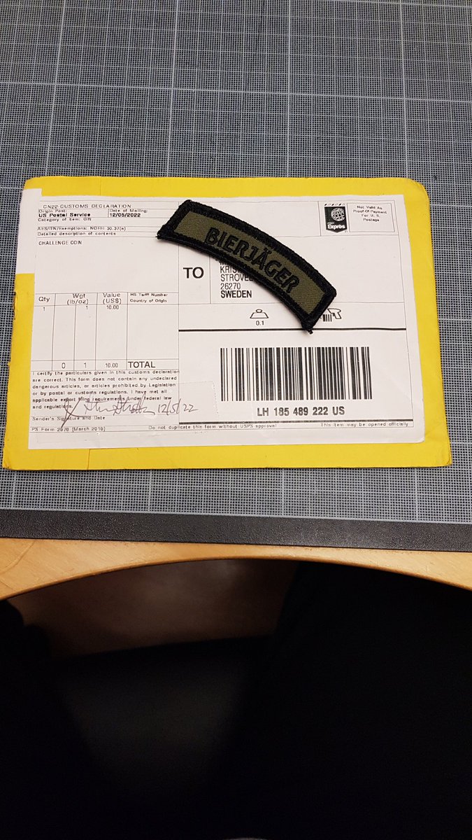 Abibliofob's tweet photo. Got a big surprise today in the mail. This is my first challenge coin. It sure will be treasured.
A big thanks to @strattonbooks #ShadowTier if I get any more I have to build a display for them. https://t.co/1sDPaeodvA