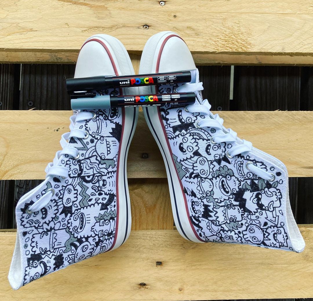 Tired of your shoes? Do they need a refresh in design? Our POSCA markers are perfect for your custom creations, bringing new life to your items! Thank you @diefatin for these awesome shoes 👟 💘 #CustomShoes #CustomSneakers #CustomKicks #POSCAshoe #POSCAshoes #Customize