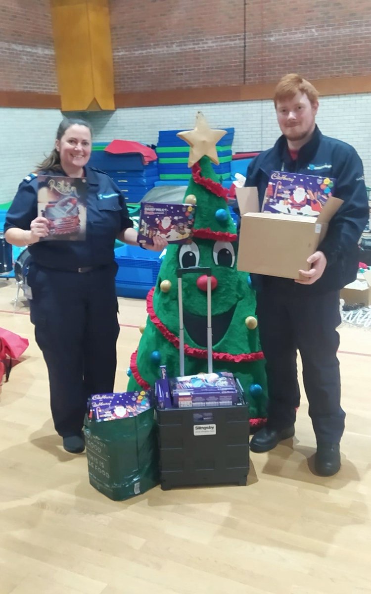 We just wanted to say a big thank you to everyone who donated selection boxes as part of the <a href="/CAFTcharity/">CAFT</a> appeal 👏🏼 

Daniel &amp; Tara delivered 56 boxes to the farm last week, along with a number of "Robin to the Rescue" books 🐦