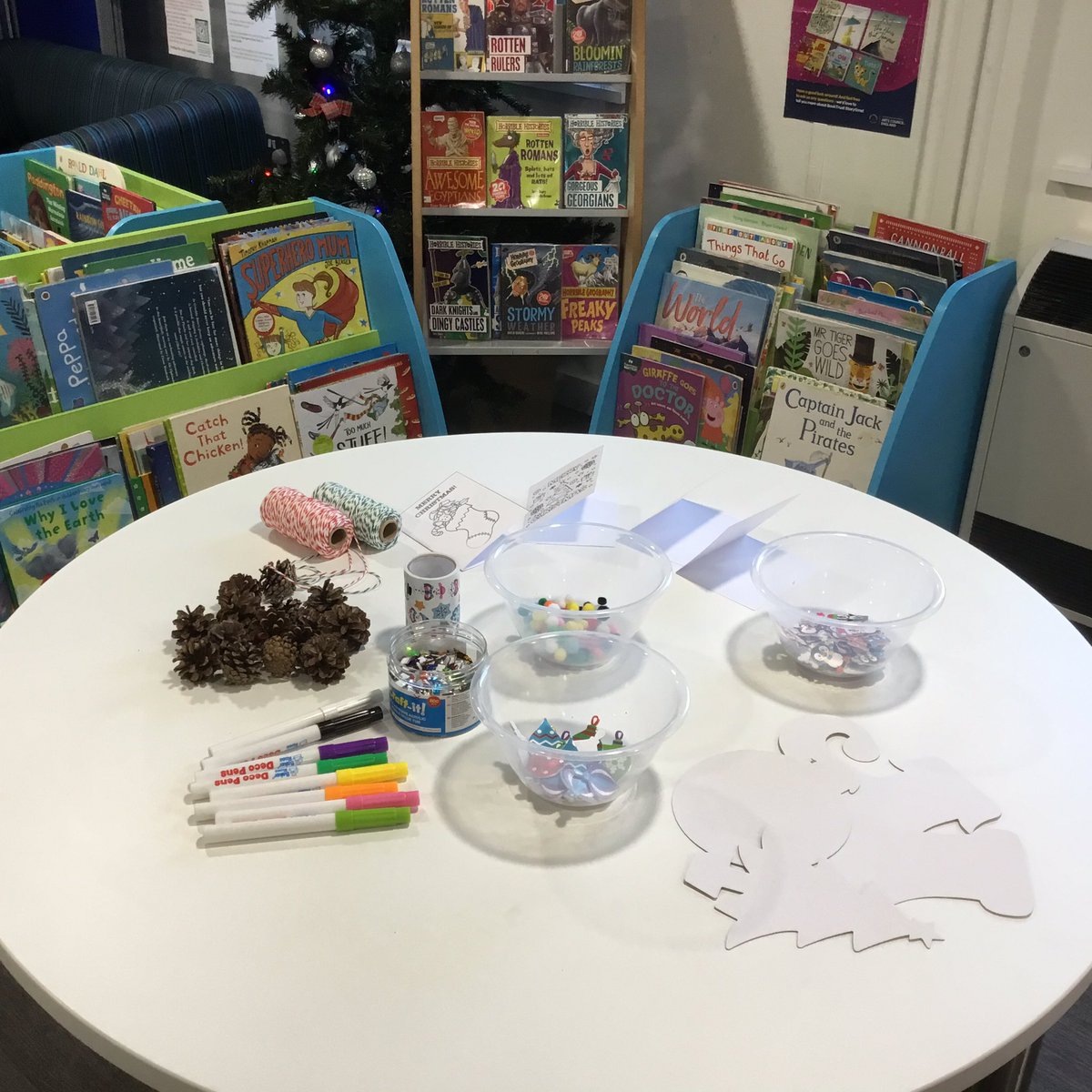 bnes_libraries's tweet photo. Come & join in with our festive childrenβs crafts at #MidsomerNortonLibrary on Saturday 17th December. No need to book, just drop in & join in with the fun! #BathnesLibraries #LibrariesLive https://t.co/isgrT517T8