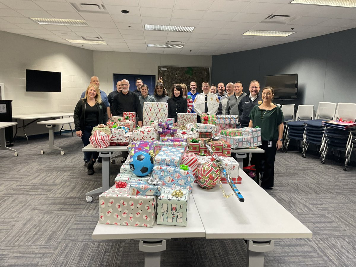 novipolice's tweet photo. It was wrapping day at #NoviPD. #AdoptAFamilyAtChristmas #giving #Novi https://t.co/zM9ksXdYns