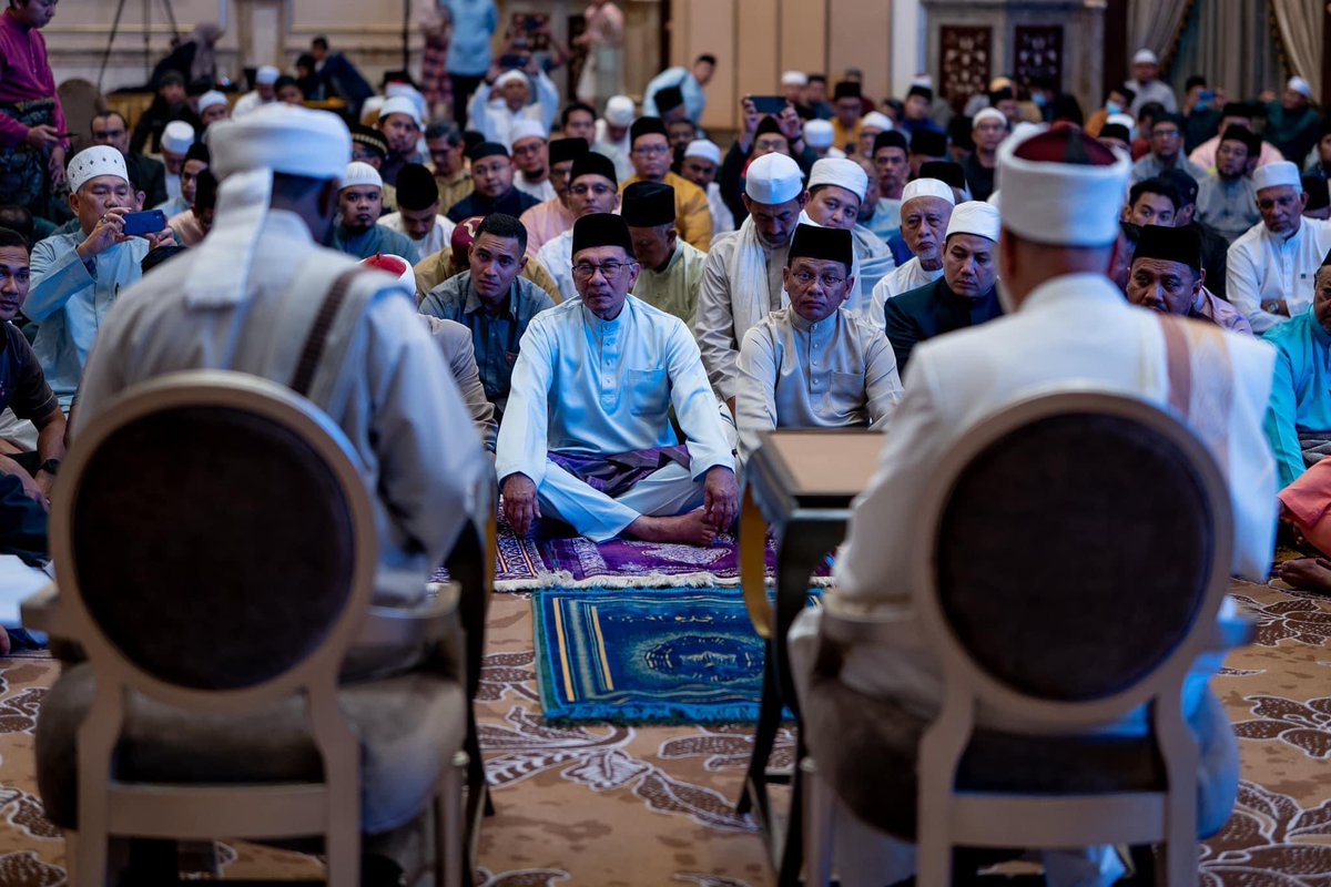 lady_bugg11's tweet photo. Rumah rasmi PM kini jadi pusat majlis-majlis ilmu daripada ulama dalam dan luar negara. https://t.co/acq1hAncAj
