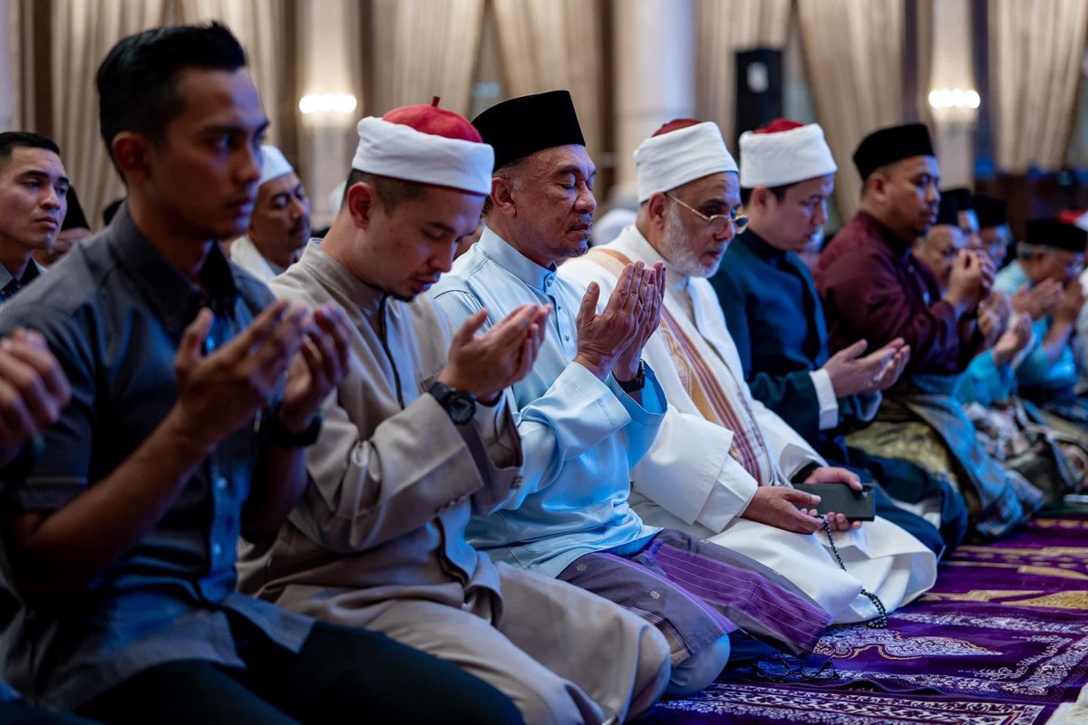 lady_bugg11's tweet photo. Rumah rasmi PM kini jadi pusat majlis-majlis ilmu daripada ulama dalam dan luar negara. https://t.co/acq1hAncAj