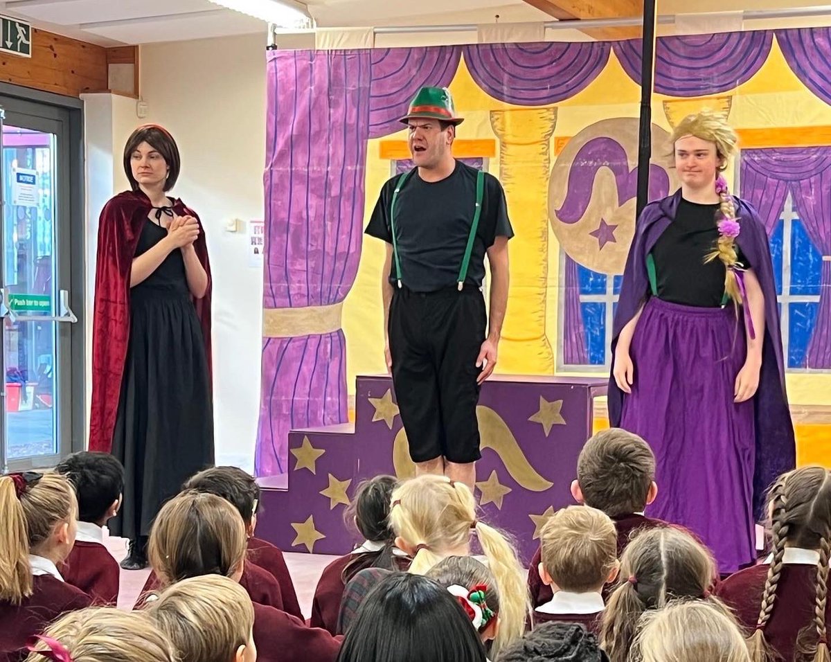 BromsPrep's tweet photo. This morning, Maple building rang with the sound of laughter and shouts of “It’s behind you!” as Year 3 and 4 thoroughly enjoyed welcoming the Hobgoblin Theatre Company into School to perform their Great Christmas Robbery Pantomime. (1/2) #BromsYr3 #BromsYr4 #BromsPA #BromsPrepPA https://t.co/NgYWPBY2ow