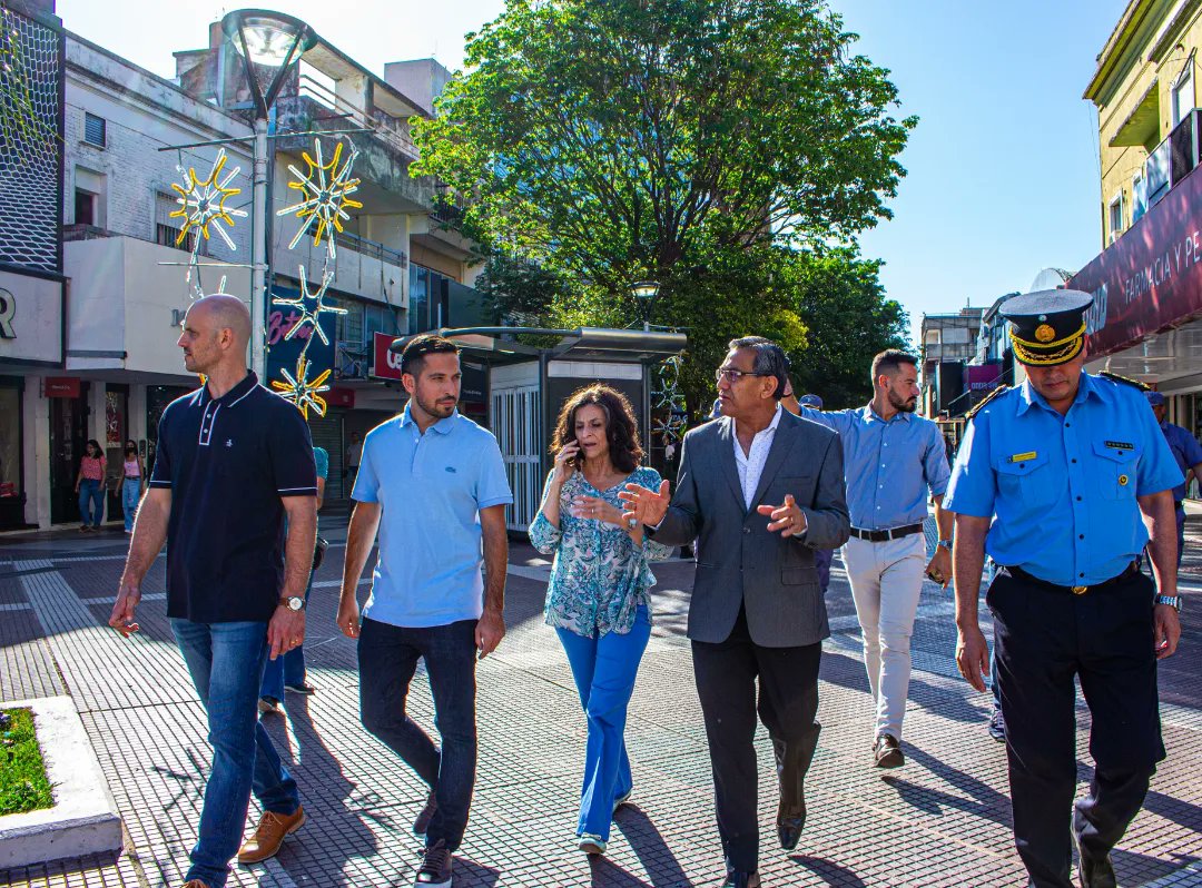 SeguridadChaco's tweet photo. YA ESTA TRABAJANDO LA POLICÍA COMUNITARIA 👏🏼

Recorrimos sectores comerciales del Área Metropolitana, y nos reunimos con el presidente de la Cámara de Comercio de Resistencia, para evaluar el trabajo de los nuevos agentes.

#ChacoCrece con #MásSeguridad https://t.co/18TLEZGFJE