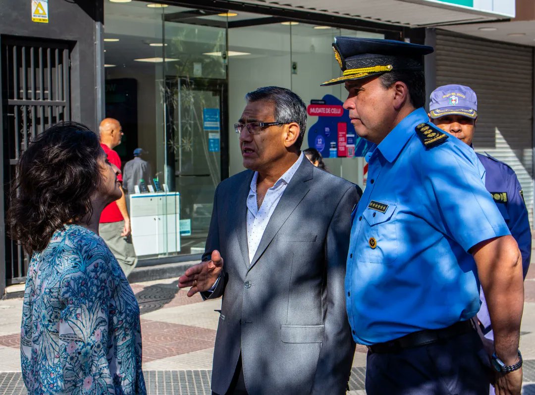 SeguridadChaco's tweet photo. YA ESTA TRABAJANDO LA POLICÍA COMUNITARIA 👏🏼

Recorrimos sectores comerciales del Área Metropolitana, y nos reunimos con el presidente de la Cámara de Comercio de Resistencia, para evaluar el trabajo de los nuevos agentes.

#ChacoCrece con #MásSeguridad https://t.co/18TLEZGFJE