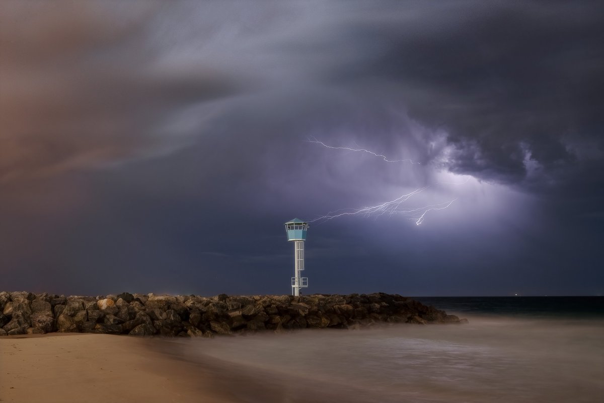 NATUREBYNATHAN's tweet photo. This storm put on quite the show off the coast of Perth the other week. It's not often that we get a thunderstorm this active and long lasting come in from the ocean!⚡

#woodmanpoint #stormchasing #wathedreamstate #seeaustralia #lightning https://t.co/uzQqThg3yU