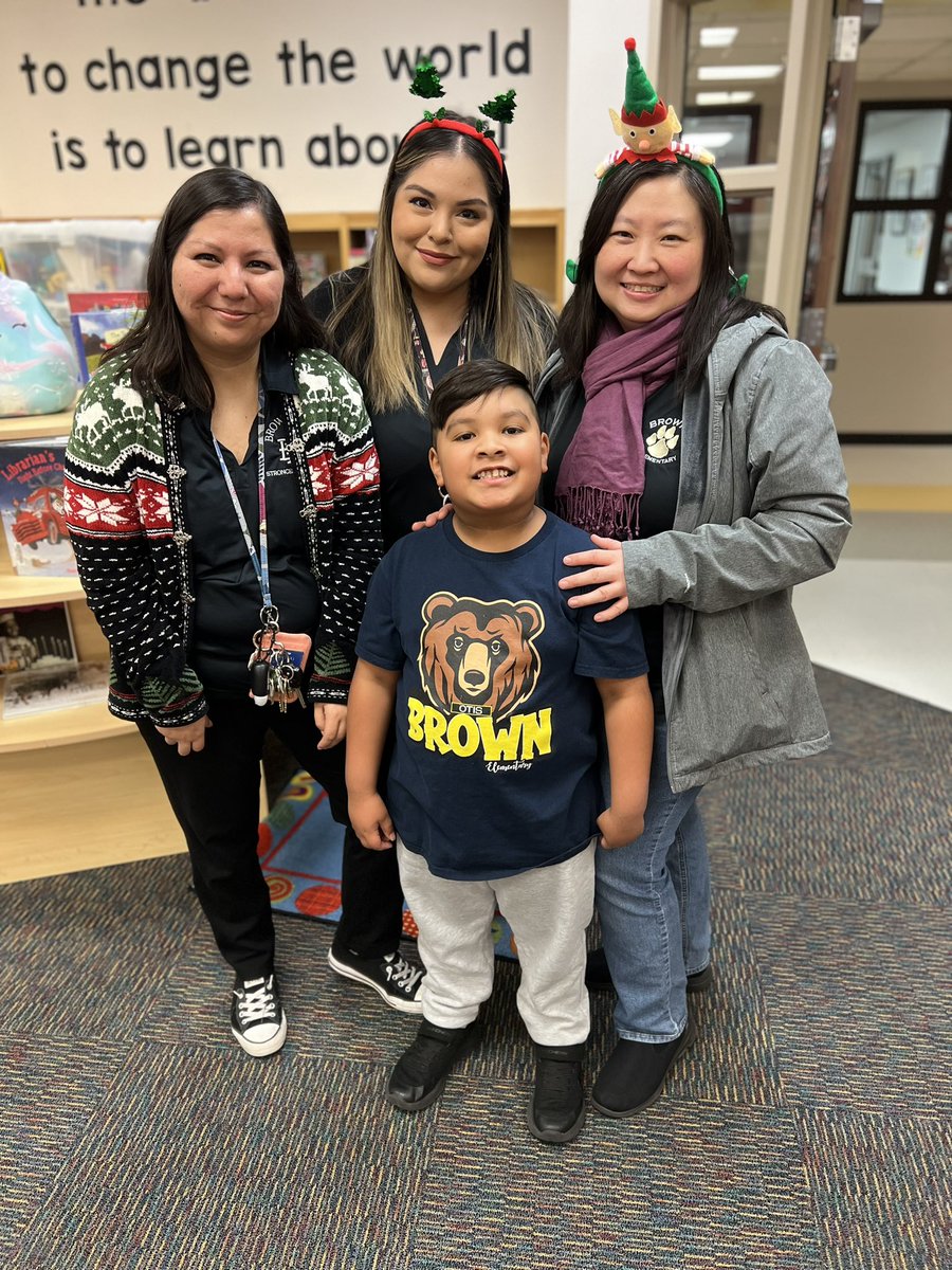 MrsJacobo2011's tweet photo. Most of Jonathan’s TEAM we ran into last night at literacy/family night Thank you for helping him shine! 💙#3rdgraderocks #SPEDrocks #inclusionmatters @BrownElementary https://t.co/7utmsMjMb2