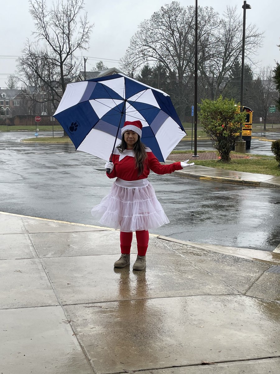 Oakton_ES's tweet photo. We were so lucky to have a special elf visit our school this week! https://t.co/i5qjnNgkK8