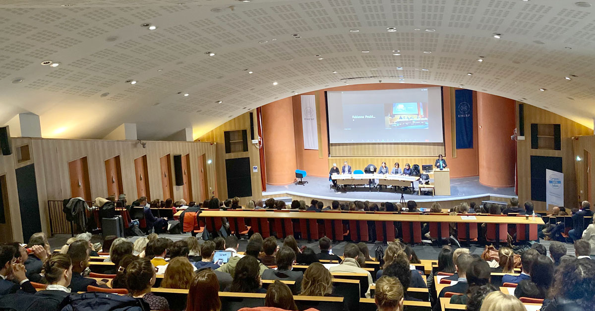 EHESP's tweet photo. [VIE DE L’ÉCOLE] Aujourd'hui, en direct du grand amphithéâtre Simone Veil sur le campus rennais de l'@EHESP, dernier rassemblement de nos promotions d'élèves fonctionnaires pour le traditionnel #amphidegarnison ! Félicitations et bonnes prises de poste à toutes &amp; tous ! https://t.co/ZhS8dOH89H