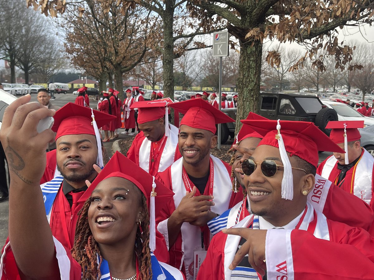 MarcJSpears's tweet photo. After beating the Clippers in LA last night, Suns guard Chris Paul is getting ready to graduate from Winston-Salem State University in North Carolina this morning. @andscape https://t.co/pjQpzFg1w0