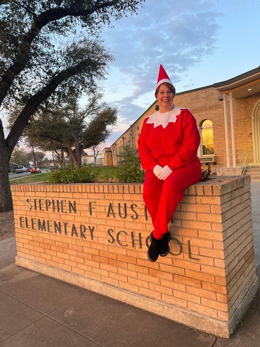 A little holiday fun to start the day at Austin Elementary! 💛💙🐾