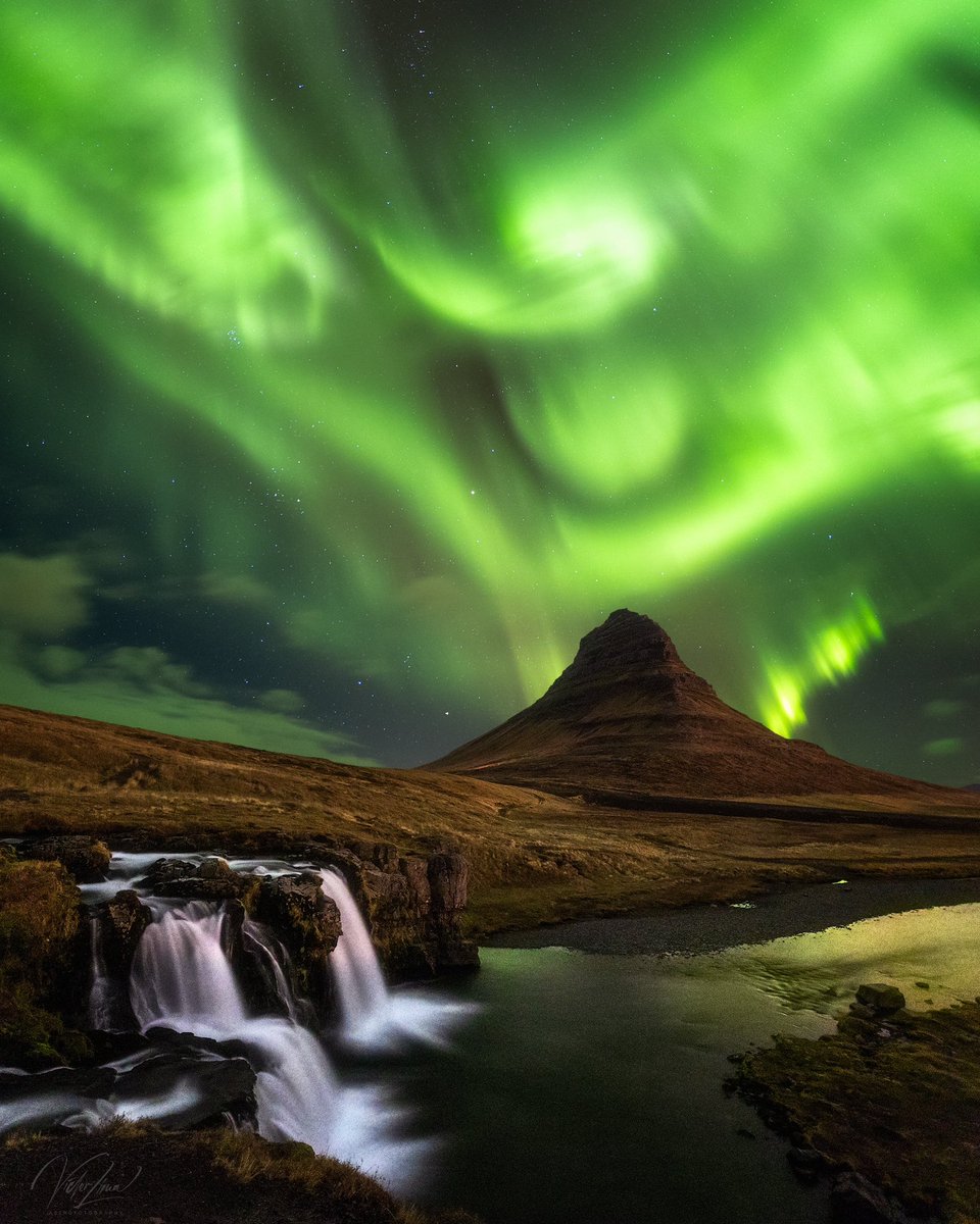 Kirkjufell, Iceland 
November 2022

#victorlimaphoto #iceland #Auroraborealis