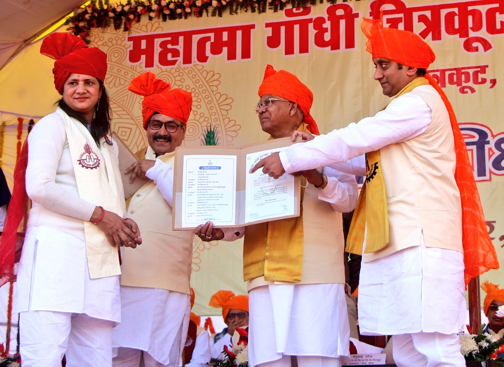 Collector_Satna's tweet photo. राज्यपाल श्री मंगुभाई पटेल ने महात्मा गांधी चित्रकूट ग्रामोदय विश्वविद्यालय के 10वें दीक्षांत समारोह में विभिन्न संकाय के छात्र-छात्राओं को उपाधियां प्रदान की। कार्यक्रम में सांसद राज्यसभा डॉ सुधांशु त्रिवेदी,कुलपति प्रो भरत मिश्रा व प्रशासनिक अधिकारी उपस्थित थे।

#JansamparkMP https://t.co/frbiuC6dAA