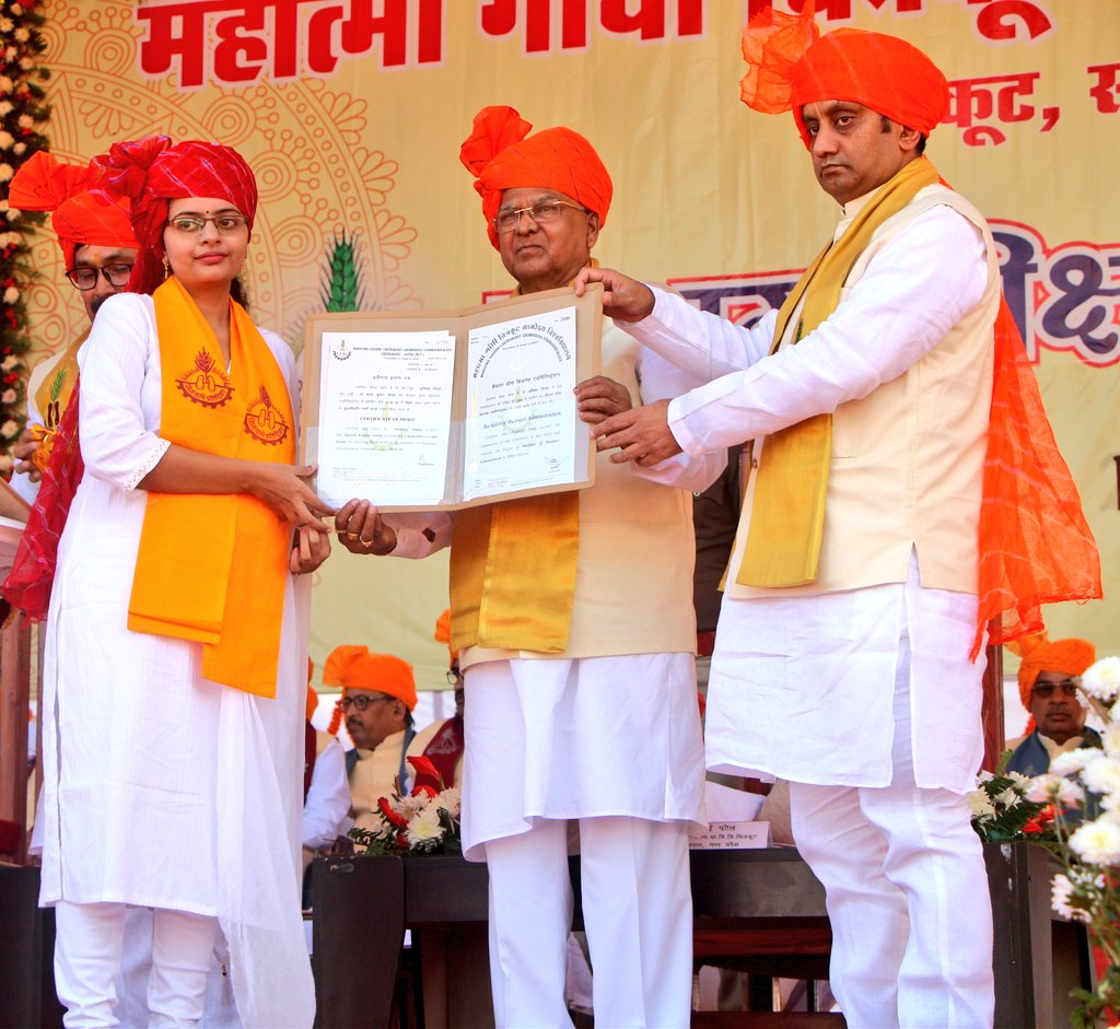 Collector_Satna's tweet photo. राज्यपाल श्री मंगुभाई पटेल ने महात्मा गांधी चित्रकूट ग्रामोदय विश्वविद्यालय के 10वें दीक्षांत समारोह में विभिन्न संकाय के छात्र-छात्राओं को उपाधियां प्रदान की। कार्यक्रम में सांसद राज्यसभा डॉ सुधांशु त्रिवेदी,कुलपति प्रो भरत मिश्रा व प्रशासनिक अधिकारी उपस्थित थे।

#JansamparkMP https://t.co/frbiuC6dAA