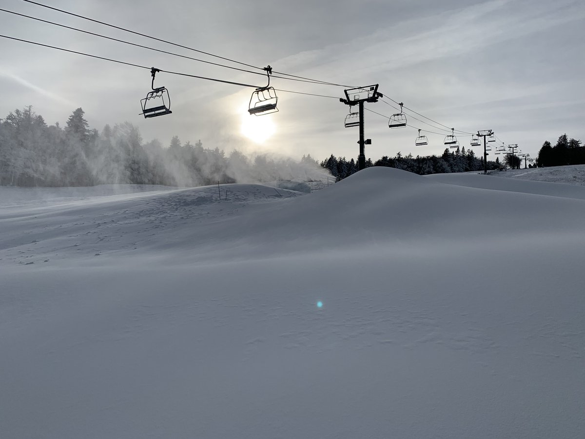 3, 2, 1 ... Glissez !!  ❄️J-1 avant l'ouverture officielle :)
Plusieurs stations du Massif des Vosges ouvriront ce week-end ! ⛷
🟢🔴🔵RDV sur le  bulletin neige du Massif des Vosges pour suivre l'ouverture des stations piste par piste
bit.ly/neigeMDV