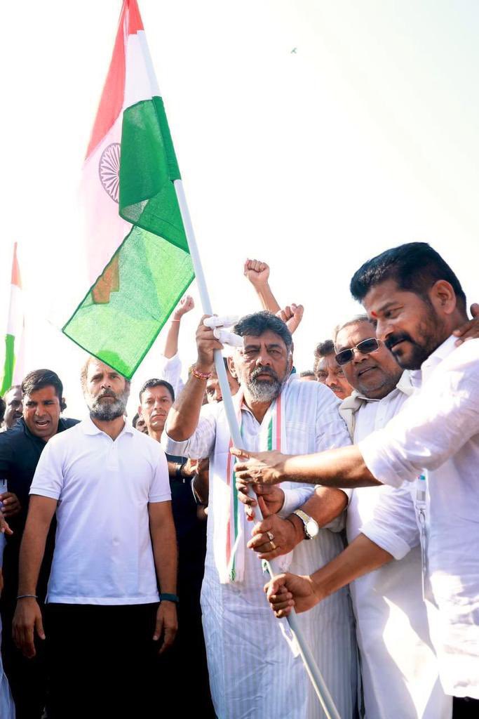 revanth_anumula's tweet photo. రాహుల్ జీ… 
“భారత్ జోడో” లక్ష్యంత��…
మీ సంకల్పానికి…
మీ సమర స్ఫూర్తికి…
వేనవేల “వంద”నాలు…

#BharatJodoYatra
#100DAYSOFYATRA 
#ManaTelanganaManaRahul https://t.co/0O4nNmjwVP