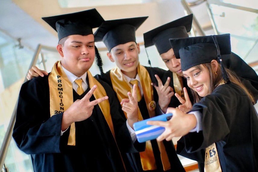 shakira's tweet photo. Estamos celebrando desde nuestra fundación @fpiesdescalzos la graduación de nuestros alumnos de Barranquilla, promoción 2022, a quienes hemos acompañado en su educación desde los casi 3 años!! Gracias al equipo de Pies Descalzos, lo que inició como un sueño está dando sus frutos. https://t.co/Wh3bEpkhrM