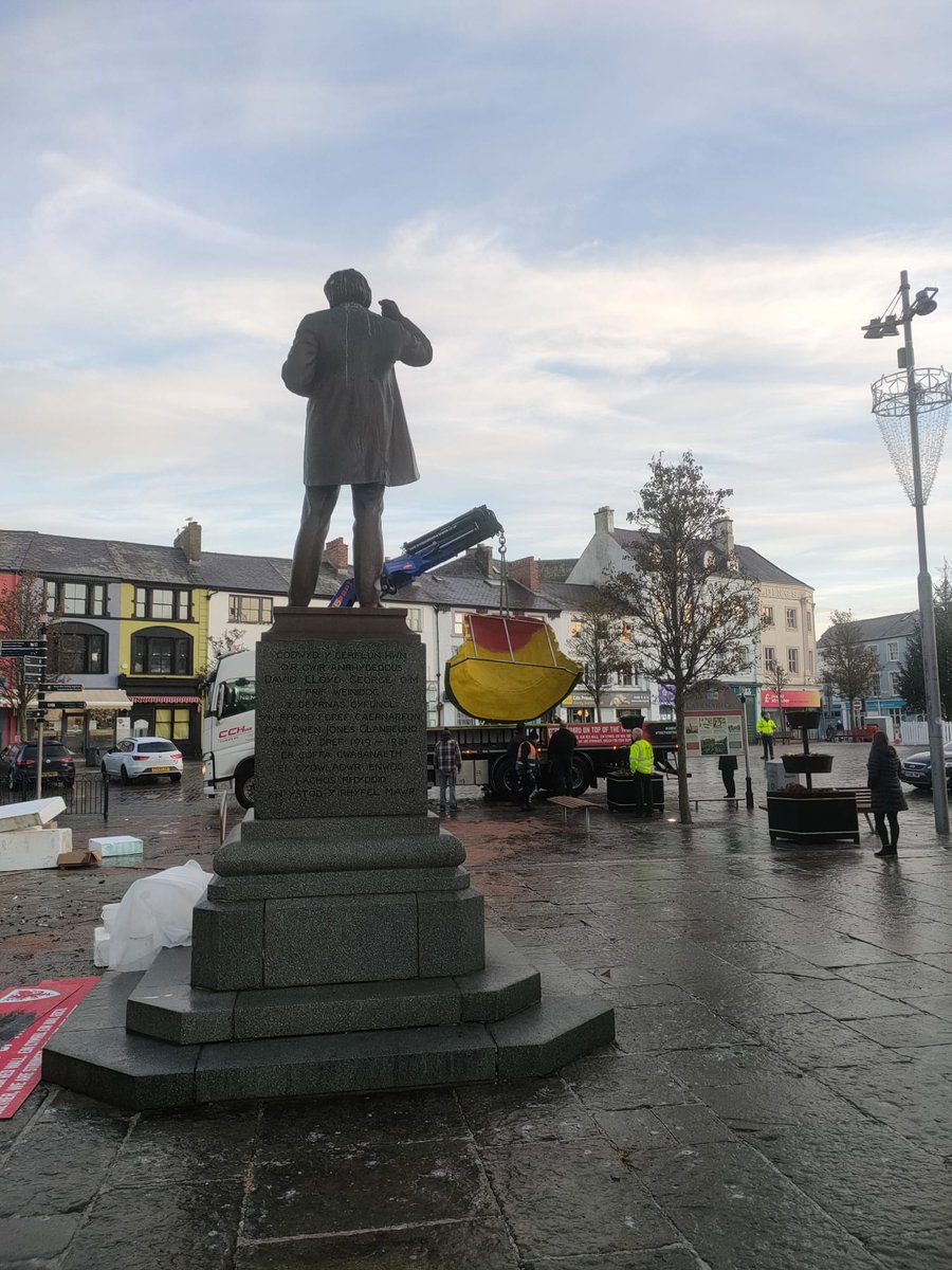 Lloyd George yn ffarwelio a'r het bwced ar y Maes yng Nghaernarfon y bore 'ma.... tybed lle mae wedi mynd..? 🤔🤔 Lloyd George waving goodbye to the bucket hat as it leaves the Maes in Caernarfon this morning... we wonder where it's gone...?🤔🤔