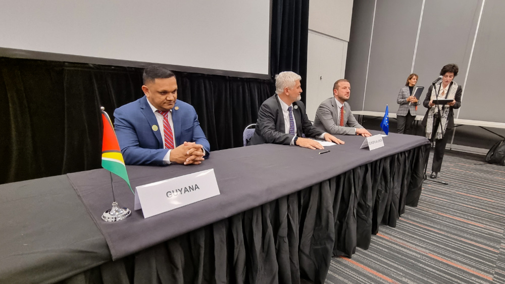 MoE_CZ's tweet photo. At #COP15 we signed with @VSinkevicius an important agreement with Guyana. Thanks to this, European companies that buy timber from local forests will be sure that the products are legal. This will help both biodiversity and climate protection. CZPRES #ForNature #deforestation https://t.co/KFQU9OM63J