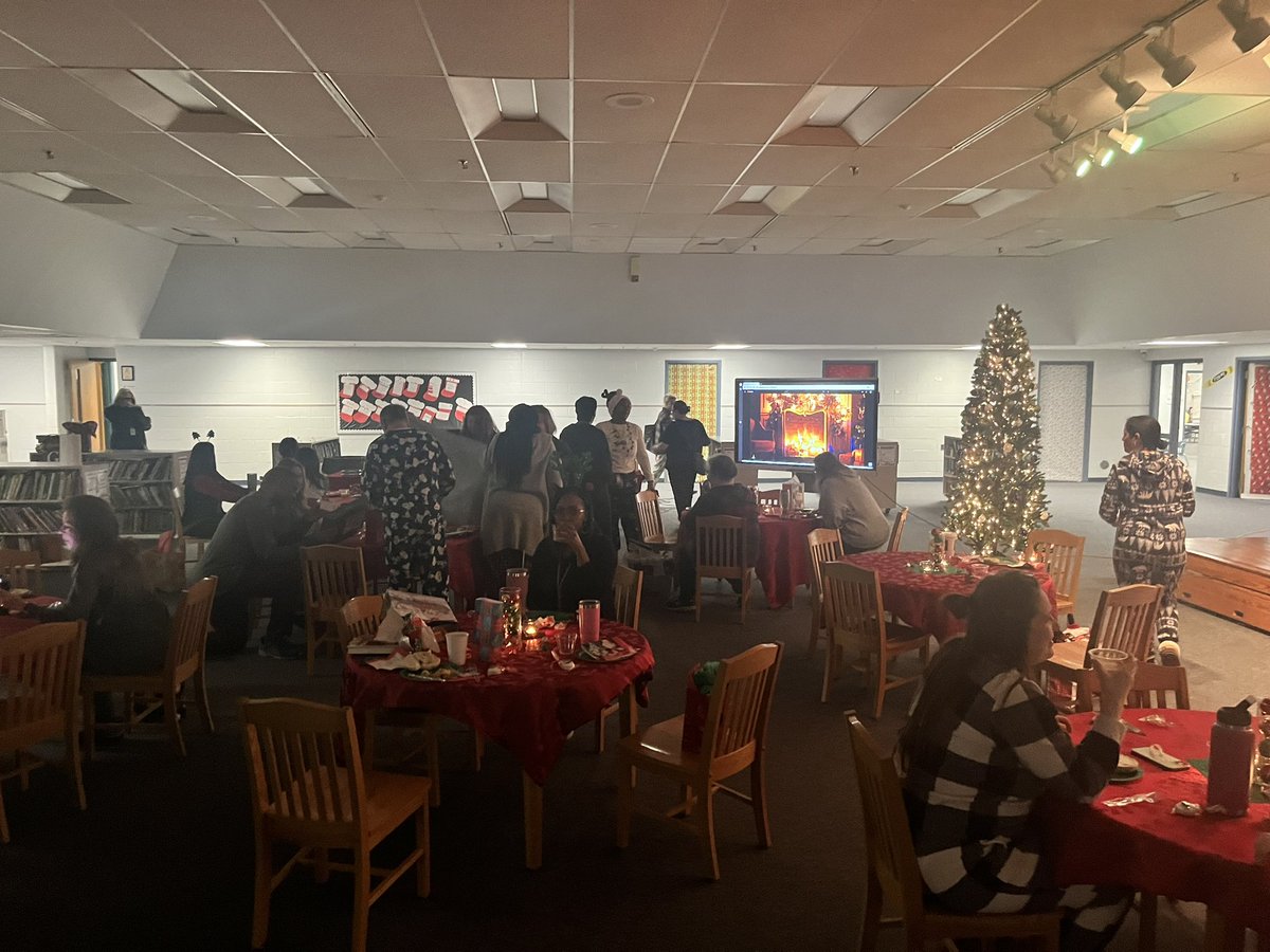 shannonking22's tweet photo. Grateful, thankful,blessed to celebrate the holidays with the most wonderful Parker staff❤️🎄🎅🏻@clintondalesch #dragonfamily #clintondalecares https://t.co/r6QaBIH1yM