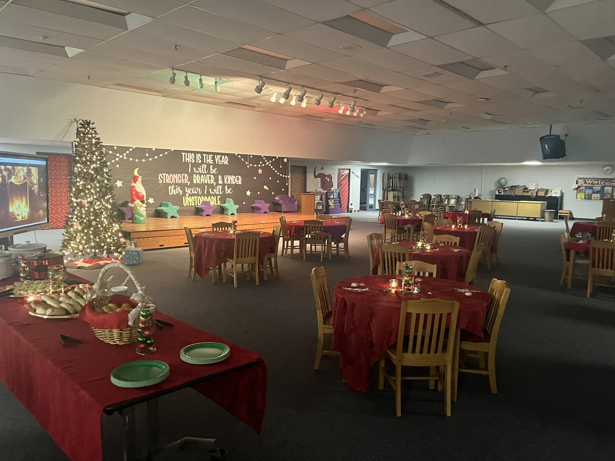 shannonking22's tweet photo. Grateful, thankful,blessed to celebrate the holidays with the most wonderful Parker staff❤️🎄🎅🏻@clintondalesch #dragonfamily #clintondalecares https://t.co/r6QaBIH1yM