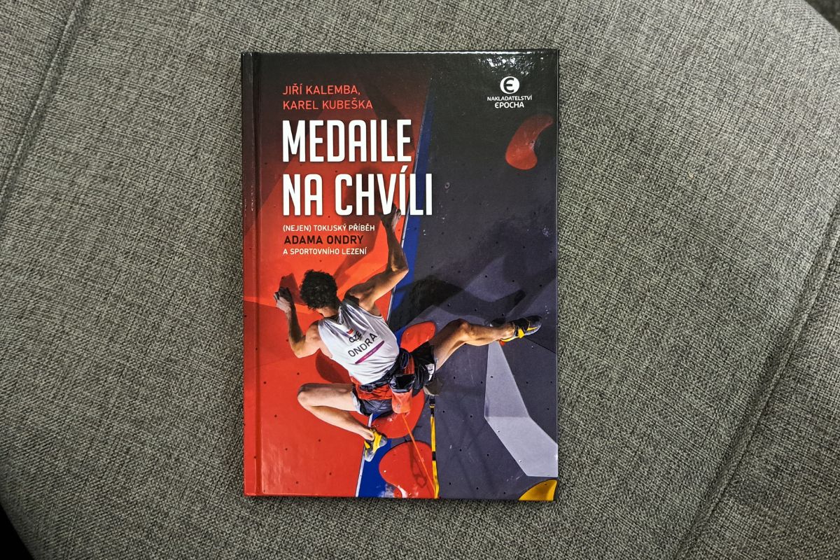 epochabooks's tweet image. Z tiskárny k nám dorazila žhavá novinka Medaile na chvíli, která popisuje fenomenální úspěchy horolezce Adama Ondry. Ty vygradovaly na letních olympijských hrách v Tokiu, kde mu navzdory očekávání medaile o kousíček utekla.
#horolezec #adamondra #olympijskehry #tokio