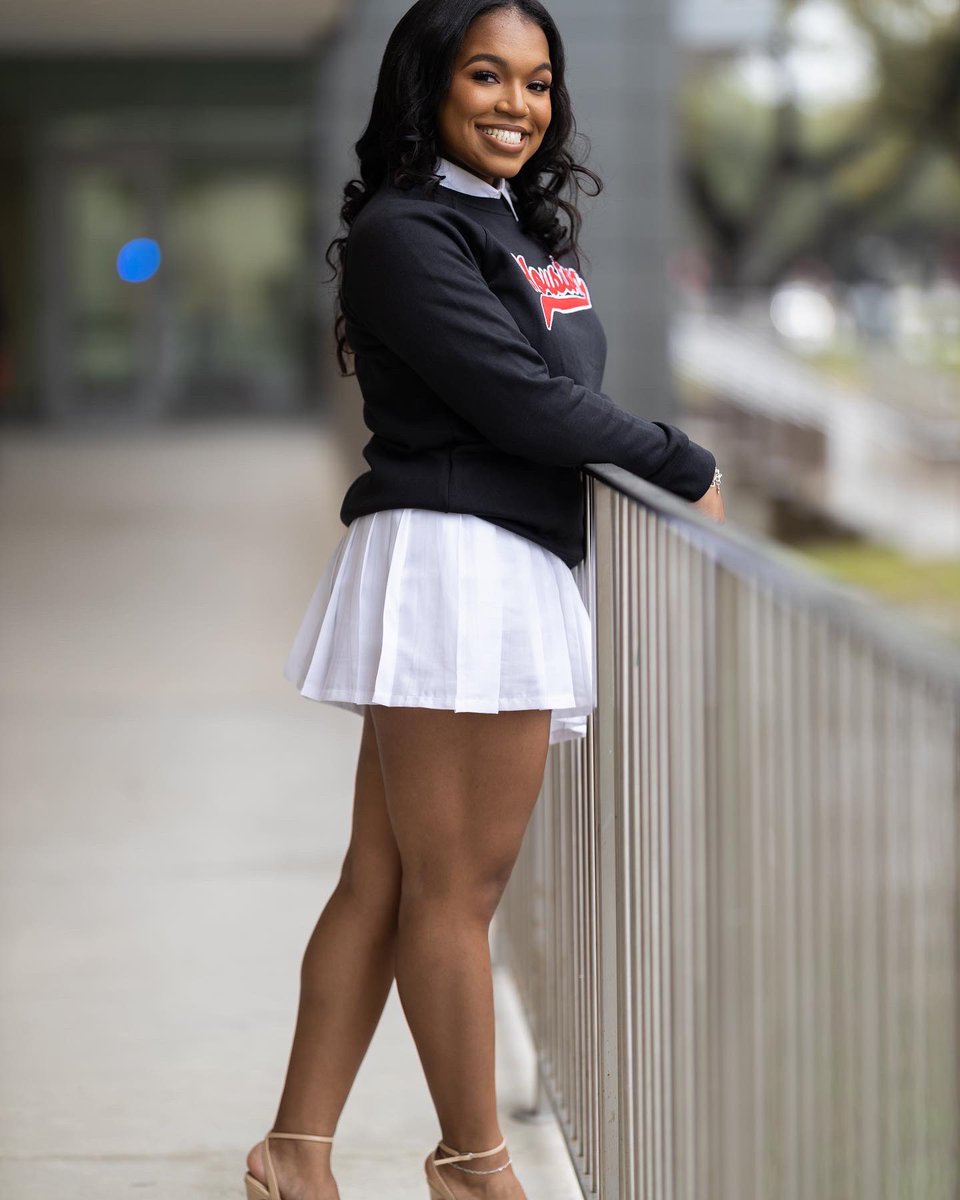 adleexo's tweet photo. today’s the day!!! 🎓🍾🤍🤩🫶🏽🐾 https://t.co/1ORgH6l44W