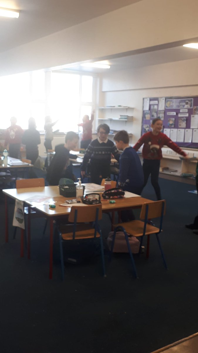 We all enjoyed "Feel Good Friday" today indoors as part of our Active Schools.We loved dancing to Christmas  music 🎶#ActiveFlag