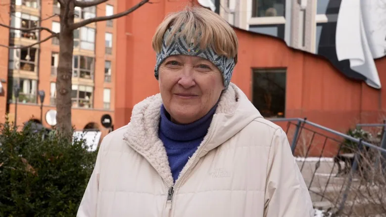 NaheedD's tweet image. Can we please take a minute to appreciate @cathyacrowe as she closes the book on her legendary career? Not only has she served as a street nurse for &amp;gt;35 years but she's been an incredible advocate for people experiencing homelessness. Let's tell her how much we appreciate her! 🙏🏾