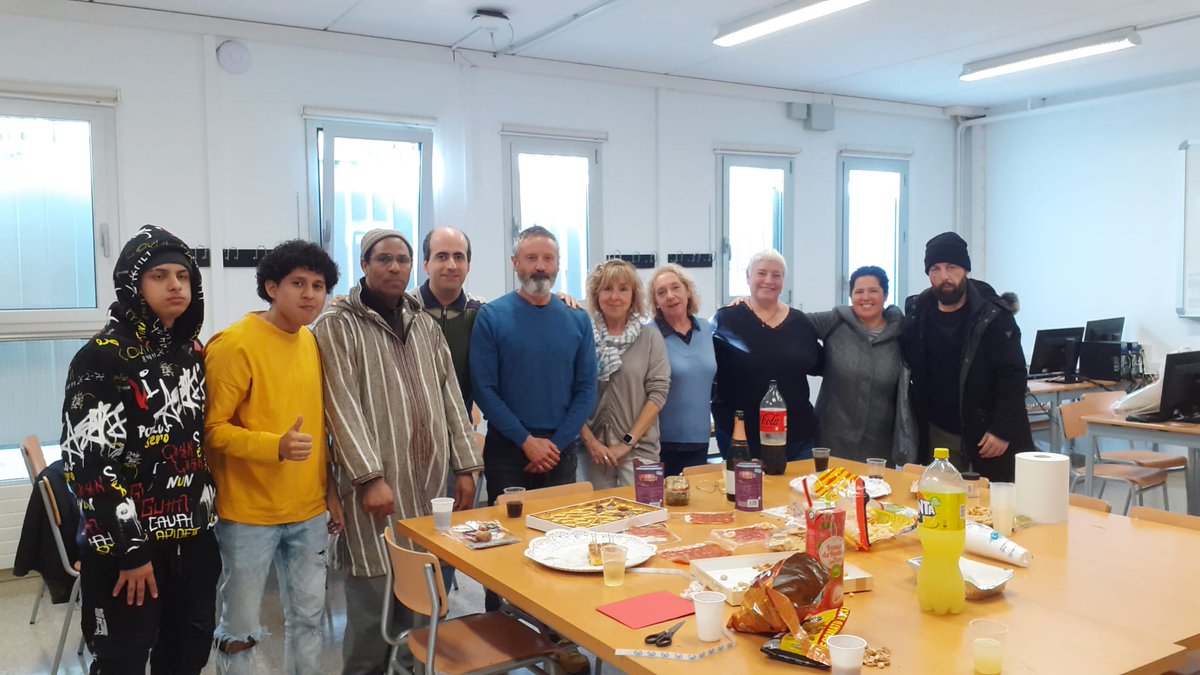 CfaCornella's tweet photo. Segueixen els comiats de l'any dels nostres grups.Avui,torn per a la classe de #Competic1Matí.Hem fet activitats de #Nadal,hem gaudit d'un deliciós pica-pica i hem ballat i cantat,cadascú amb el seu estil! 🤣 Moltes gràcies a tot l'alumnat! #UsEstimem 🥰 @CRPCornella @educaciocat https://t.co/LvNDs7uoDo