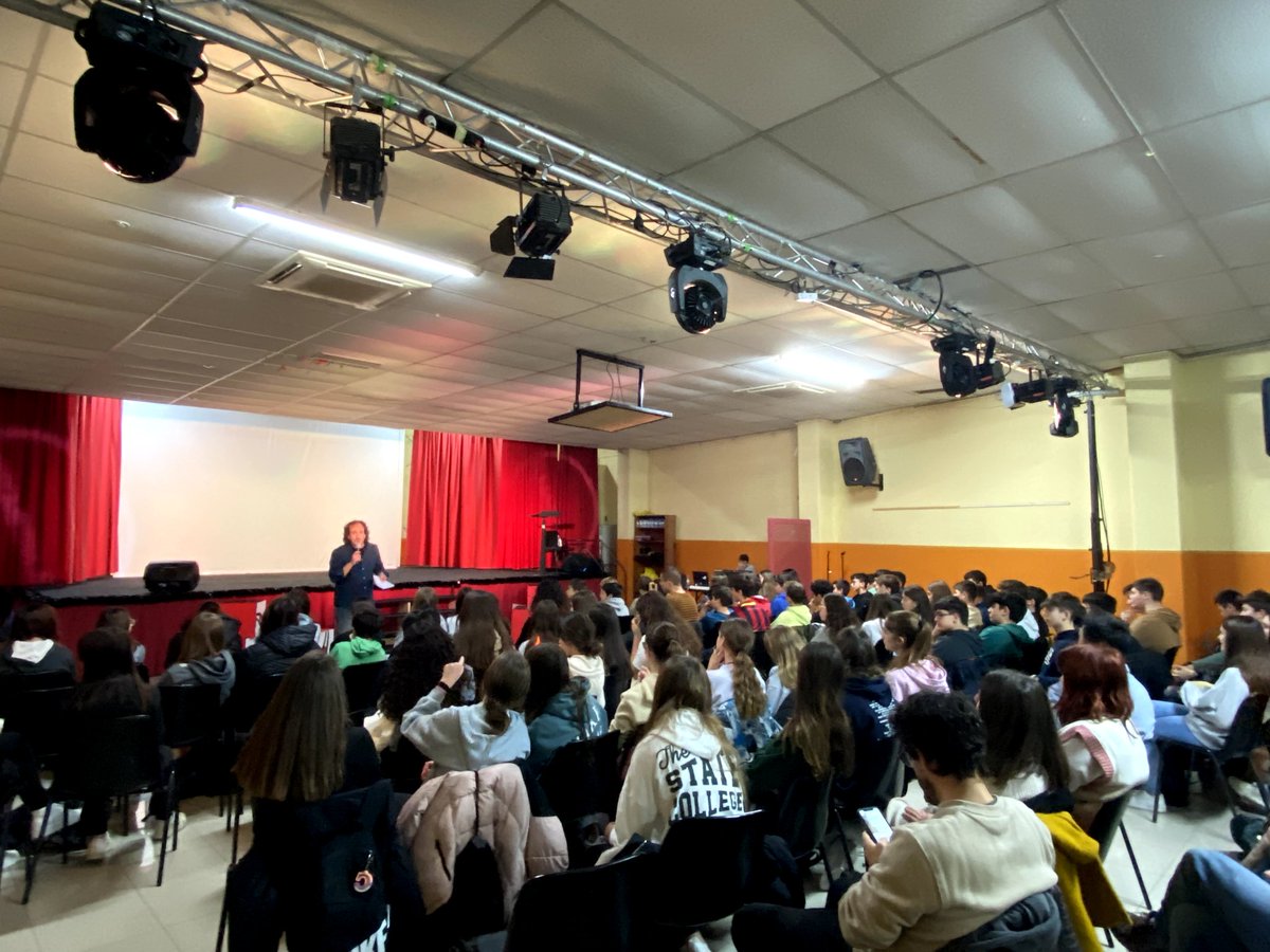 Y hemos continuado  las proyecciones con los chavales del IES Sabina Albar, cine y educación  juntos de la mano en estas primeras actividades 
#cortosbujaraloz22 #Bujaralozescine #monegros #FestivalesDeCine