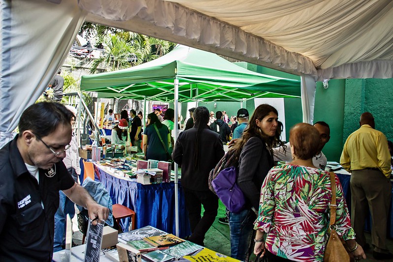 _Provea's tweet photo. Libros, cultura, memoria, música y derechos.
Realizada la 2da Feria del Libro Independiente y en Derechos Humanos, la #FLIDE2, en Caracas; con conciertos, foros, talleres y más actividades culturales.
Un evento por los derechos humanos y el encuentro.
👉https://t.co/jXgx2GQ0yr https://t.co/siprrZHuUf