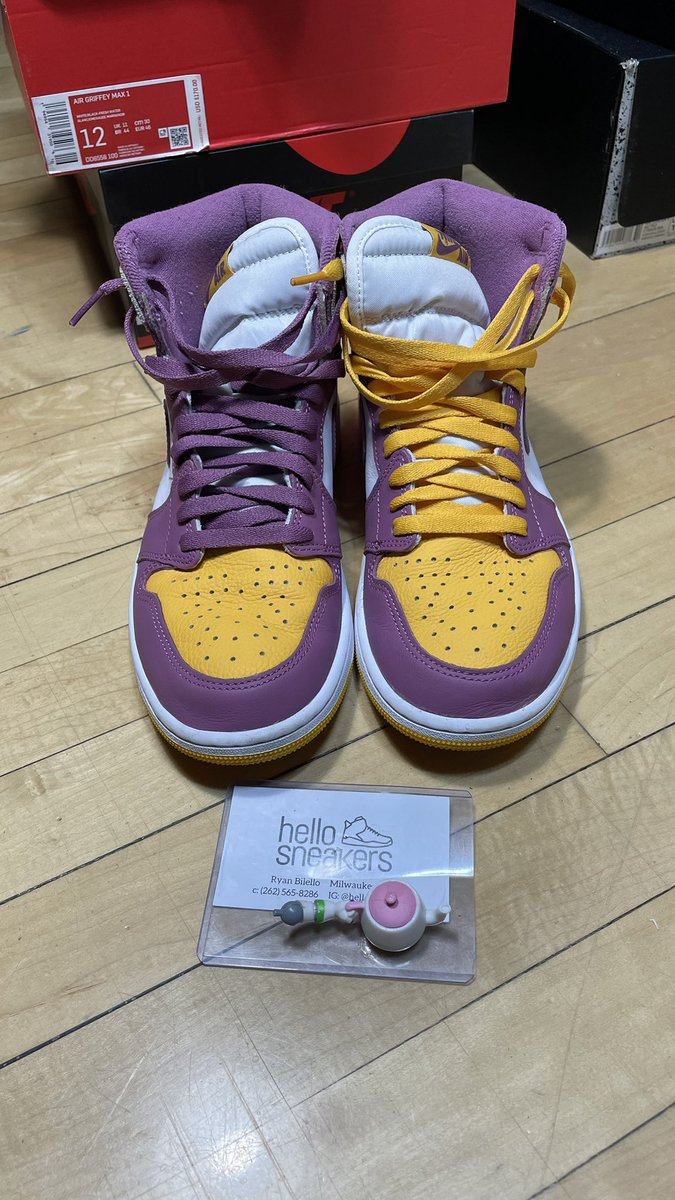 hellosneakerss's tweet photo. Both size 9. No boxes. 175 plus shipping for both. #hellosneakers https://t.co/aTYZPGvVS4