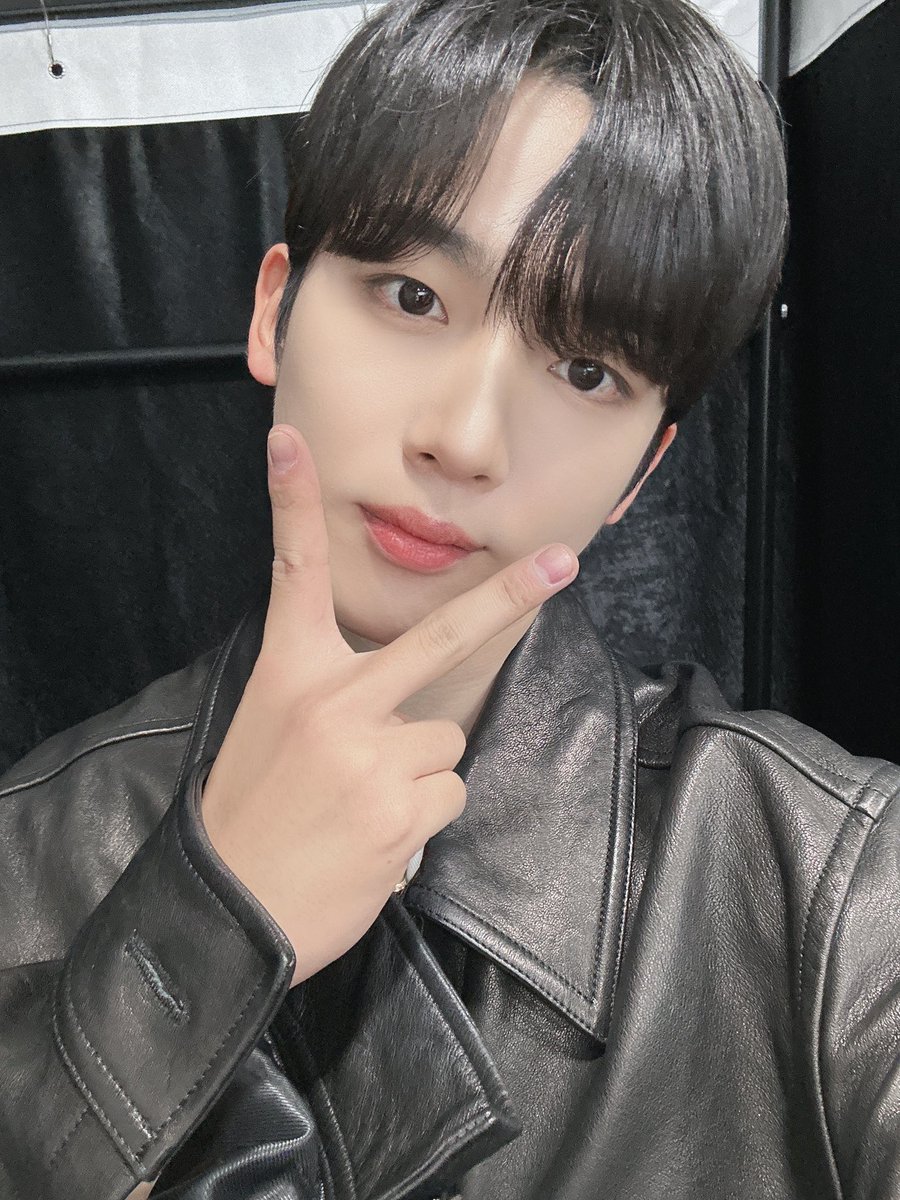 Image for Yohani, our watcher who is more immersed than the viewers👀 Yohani, who pours out passionate arguments in reasoning, is just as cute 🐰 Have a happy weekend with Hani who warms you up in cold weather☀️ WEi Kim Yohan KIMYOHAN https://t.co/X7agUMk2jQ