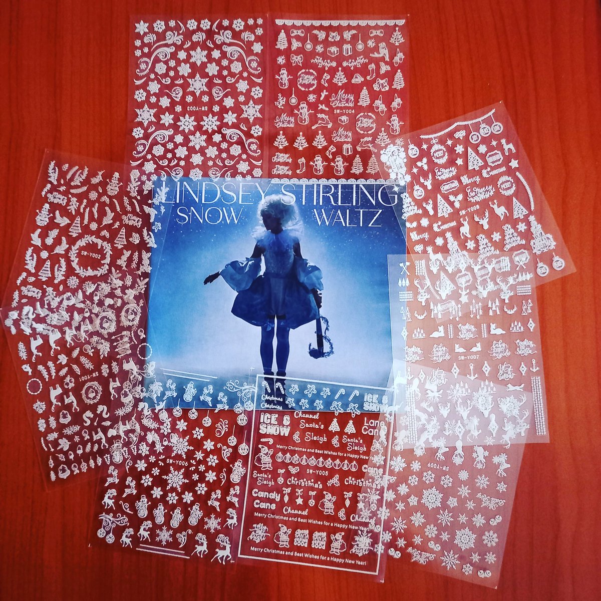My rewards for reaching 40K words (Christmas glow-in-the-dark nail stickers) and 50K words (Snow Waltz album by Lindsey Stirling) have arrived, even though I've not reached 40K words yet 🤣.  

#christmasalbum #snowwaltzlindseystirling #christmasnailart #nanorewards