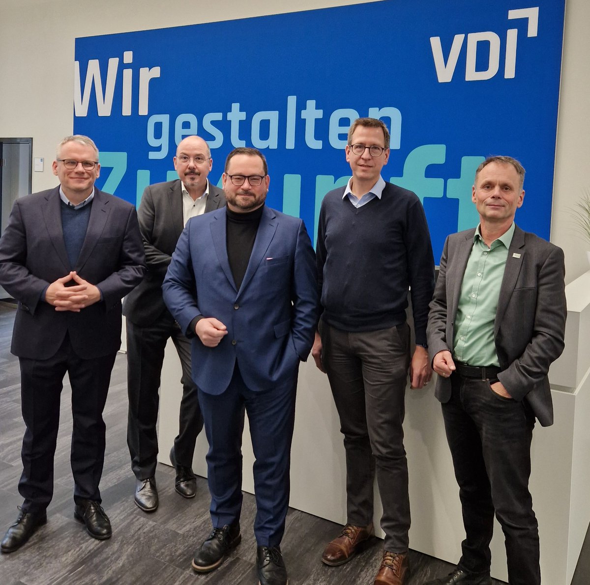 umweltHB's tweet image. #DBU trifft #VDI. Gemeinsam wollen wir Lösungen für #Ressourceneffizienz und Kreislaufführung voranbringen. Danke @alexbonde, @teczen (@technikzukunft) und Martin Vogt (@VDI_ZRE) für den guten Austausch zu #CircularEconomy.