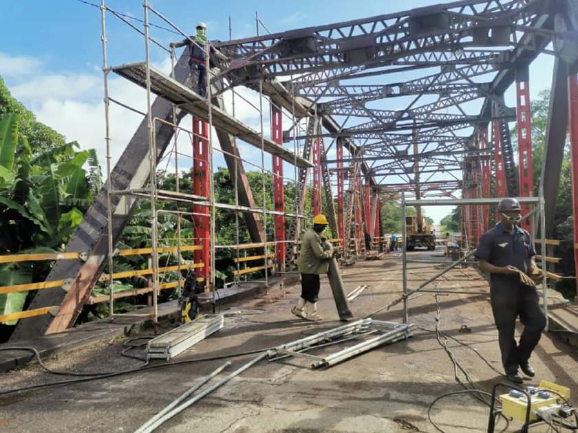 A un 80% de ejecución, de acuerdo al cronograma previsto, se encuentra el ⚙️🔧mantenimiento constructivo del puente Canímar, km 119 de la Carretera Central, entre el municipio de Limonar y #Matanzas.
#CubaViveYTrabaja #MatancerosEnVictoria 
<a href="/DiazCanelB/">Miguel Díaz-Canel Bermúdez</a> <a href="/mariofsabines/">Mario Sabines Lorenzo</a>