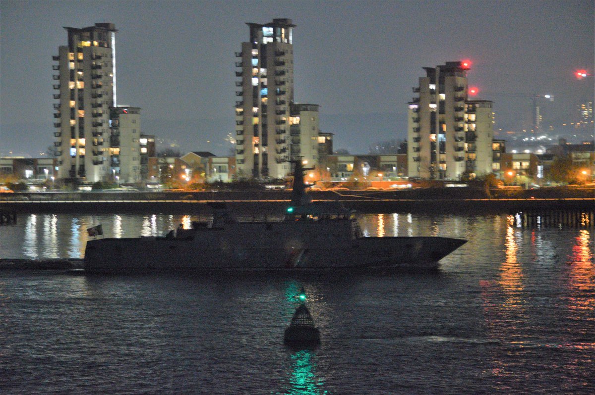 AJBC_1's tweet photo. More Naval visitors to the #Thames in #London this weekend including another visit from #FSFLAMANT (going alongside @HMSPresidentRNR) and another different @kon_marine vessel in the shape of Survey Ship #HNLMSLUYMES (going to #HMSBelfast) #dlr_blog https://t.co/LAtILPmaMF