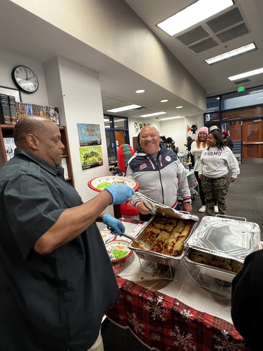 kennedycurryms's tweet photo. Special thanks to @DallasLoveField for providing our teachers and staff with a wonderful holiday luncheon yesterday afternoon! We surely appreciate you! #KennedyCurry #DallasISD https://t.co/wQ2kOBtAZr