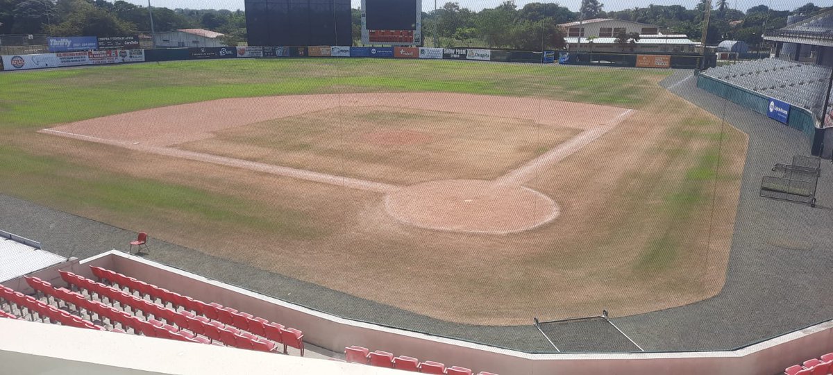 A falta de 3 semanas que inicie el #BeisbolJuvenil2023, así luce la grama del cuadro del Estadio Remón Cantera de Aguadulce, debido a que la bomba sumergible que extrae el agua para el riego del campo de juego sufrio un desperfecto ⤵️