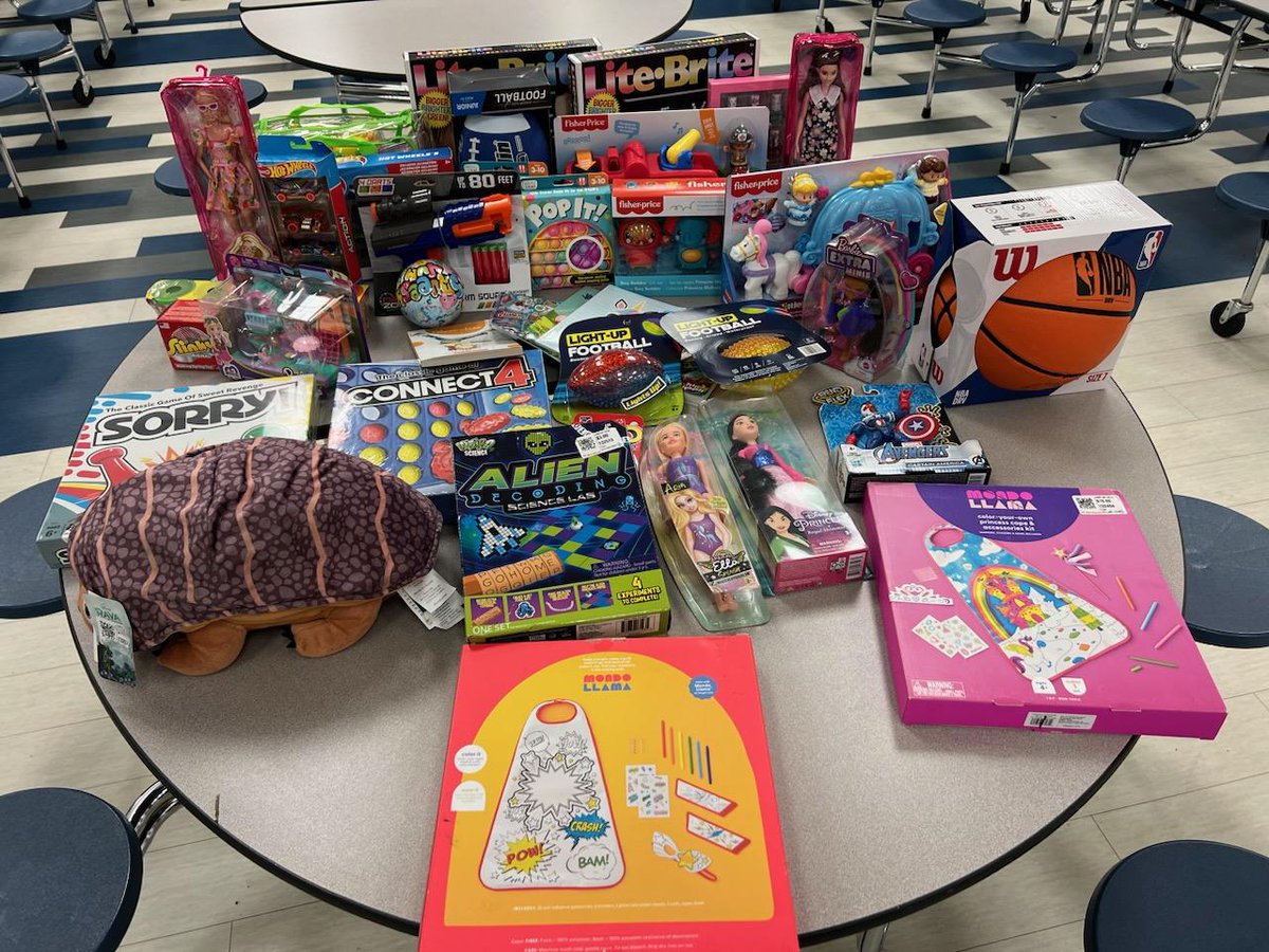 ToddLark's tweet photo. Toy donations to RMS for our Distinguished Gentlemen Club "Toys 4 Tots" Drive! Awesome work guys! #service #Coachpatterson #MrHiggins #MrDouglas #CoachHill #CoachGreene #WEARE #THEVALE #boys2men https://t.co/YdrQNtCX6O