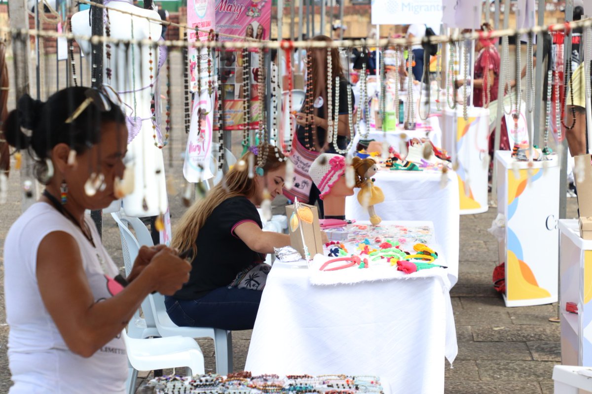 OIMColombia's tweet photo. Desde la Feria de servicios y emprendimiento en el marco del #DíaDelMigrante, nacionales venezolanos y colombianos exhiben sus productos y reciben atención en servicios de salud, por medio de actividades de información, educación y comunicación. https://t.co/s7ebhUu0np